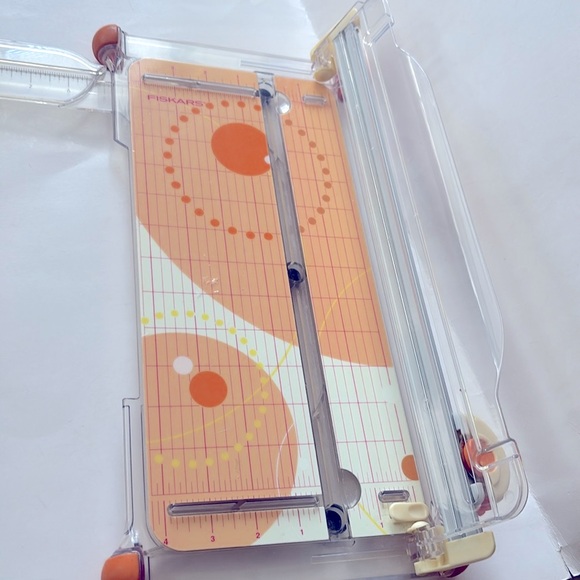Fisker’s Rotary paper trimmer. Can cut 12 x 12 paper. Fiskars paper cutter - Picture 3 of 4
